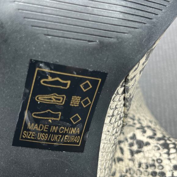 Qupid Chelsea Booties Womens‎ Size 9 Gray Snakeskin Faux Leather Pointed Toe - Picture 10 of 10